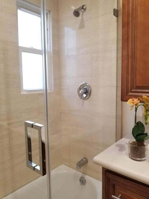 Holiday home Luxury And Spacious 5 Bedroom Private House By Melrose Wifi Tv Backyard Free Parking Close To The Grove Hollywood Walk Of Fame *