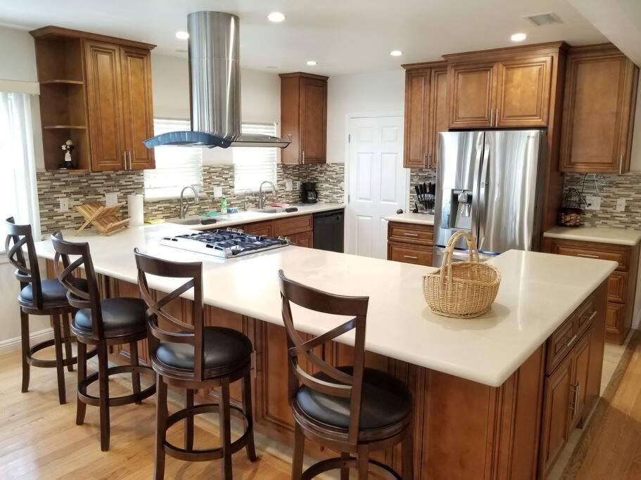 Holiday home Luxury And Spacious 5 Bedroom Private House By Melrose Wifi Tv Backyard Free Parking Close To The Grove Hollywood Walk Of Fame *