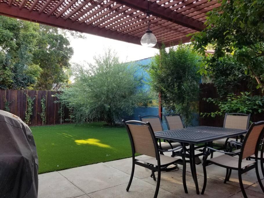 Luxury And Spacious 5 Bedroom Private House By Melrose Wifi Tv Backyard Free Parking Close To The Grove Hollywood Walk Of Fame Holiday home Los Angeles